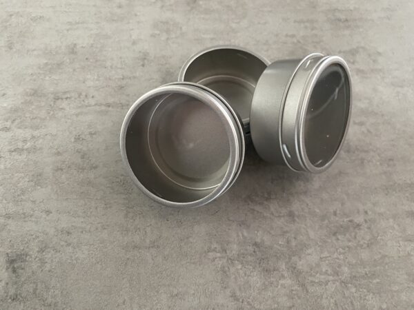 Stijlvol magnetisch theeblikje, gevuld met 30 gram losse thee. Bij Xann